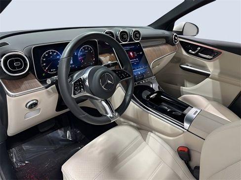 Used 2025 Mercedes-Benz GLC 300 4MATIC image 14