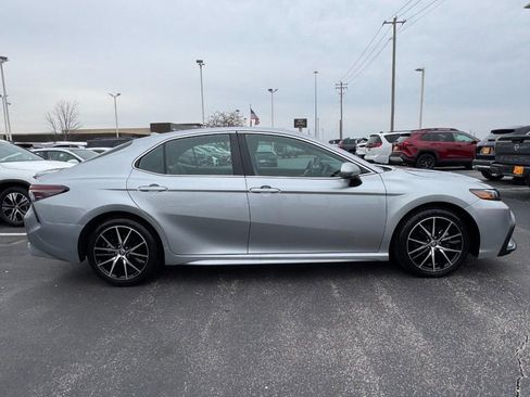 Used 2024 Toyota Camry SE image 2