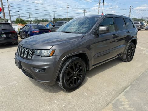 Used 2019 Jeep Grand Cherokee Altitude AWD/4WD image 6