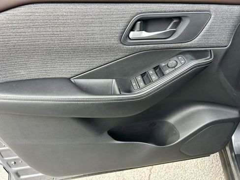 Used 2023 Nissan Rogue SV image 24