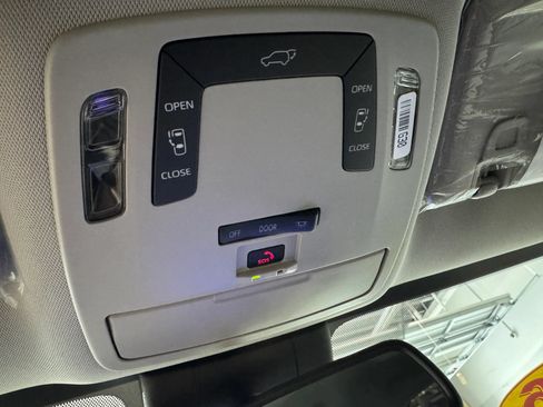 Used 2026 Toyota Sienna LE FWD image 20
