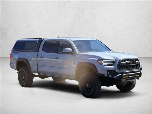 Used 2018 Toyota Tacoma TRD Off-Road w/ Technology Package AWD/4WD image 3