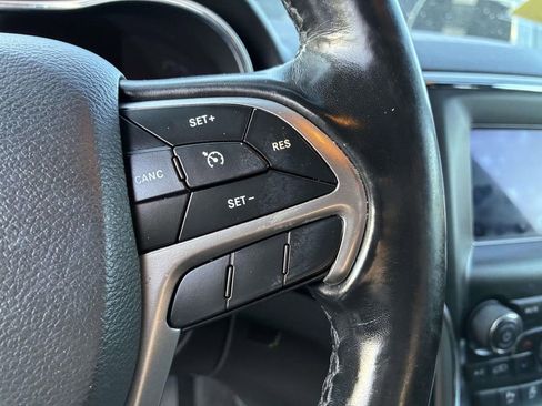 Used 2020 Jeep Grand Cherokee Laredo AWD/4WD image 23