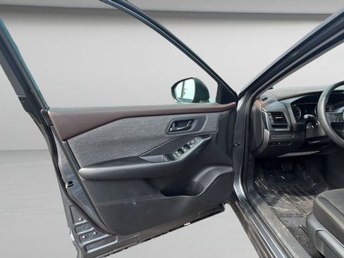 Used 2023 Nissan Rogue S AWD/4WD image 9