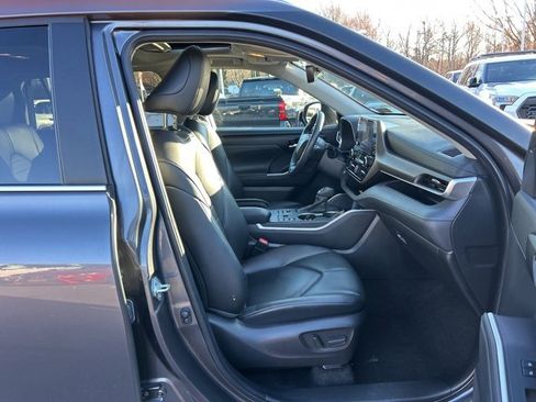 Used 2024 Toyota Highlander XLE image 18