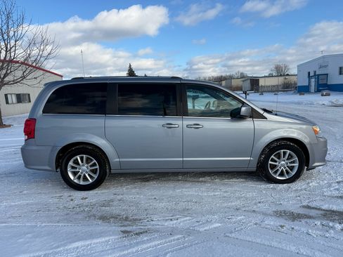Used 2019 Dodge Grand Caravan SXT image 4