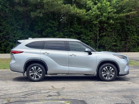 Used 2021 Toyota Highlander XLE AWD/4WD image 2