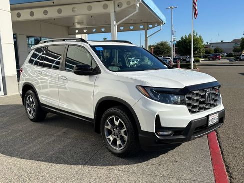 Used 2023 Honda Passport TrailSport image 3
