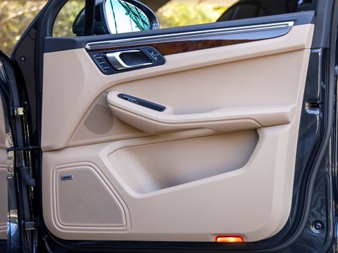 Certified 2023 Porsche Macan AWD/4WD image 60