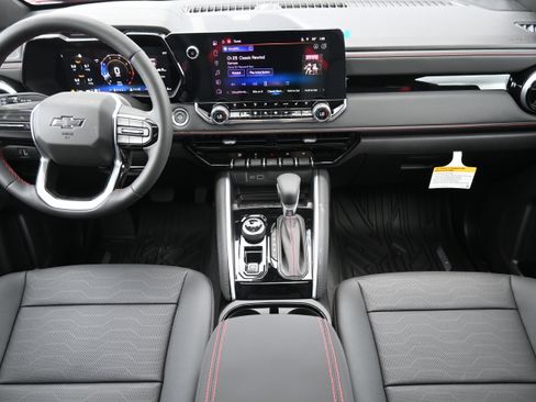 Used 2025 Chevrolet Colorado Z71 w/ Technology Package image 3