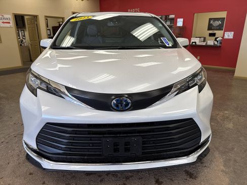 Certified 2023 Toyota Sienna XLE AWD/4WD image 2