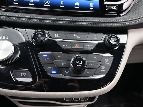 Used 2023 Chrysler Pacifica Touring-L FWD image 23