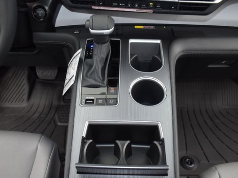 Used 2026 Toyota Sienna XLE FWD image 19