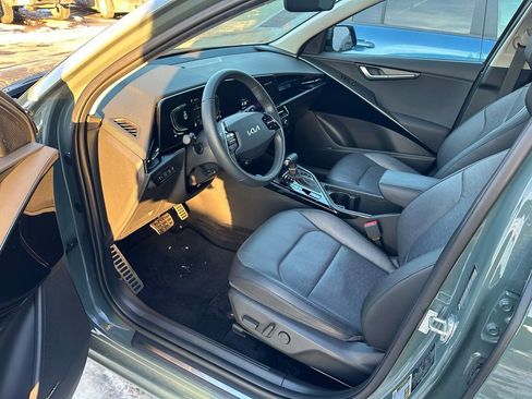 Used 2023 Kia Niro SX Touring image 12