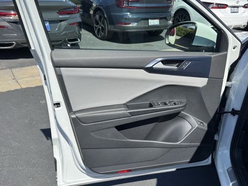 Used 2022 Volkswagen Taos SE w/ Panoramic Sunroof Package FWD image 14