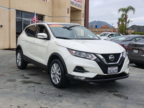 Used 2021 Nissan Rogue Sport SV image 2