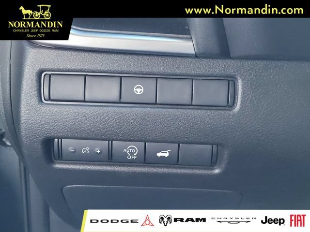 Used 2025 Nissan Rogue SV AWD/4WD image 14