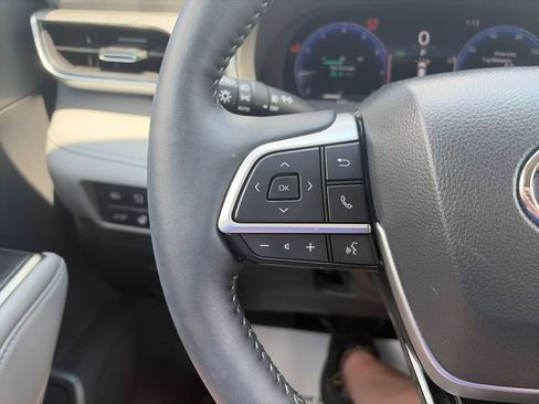 Used 2025 Toyota Highlander Platinum AWD/4WD image 28
