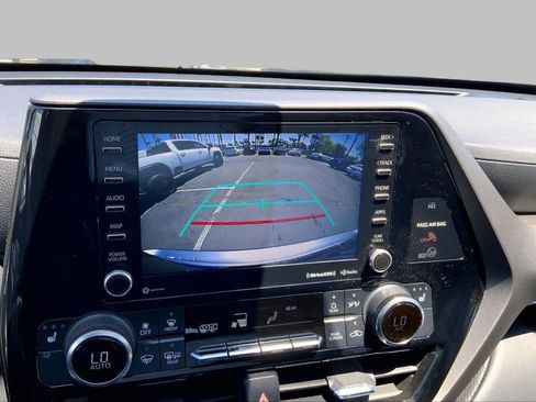 Used 2022 Toyota Highlander XLE FWD image 25