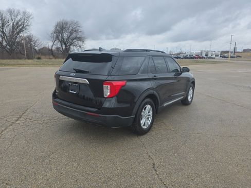 Used 2021 Ford Explorer XLT image 3