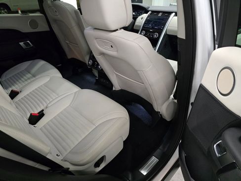 Used 2025 Land Rover Discovery S image 35