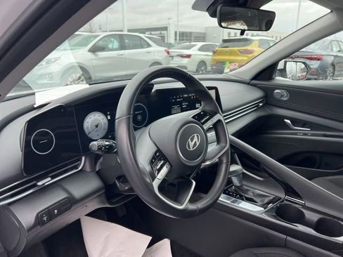 Used 2025 Hyundai Elantra SEL image 9