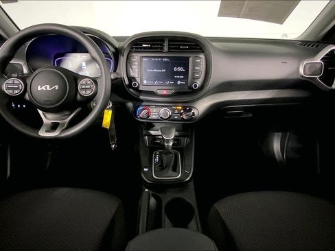 Certified 2025 Kia Soul LX w/ LX Technology Package FWD image 15
