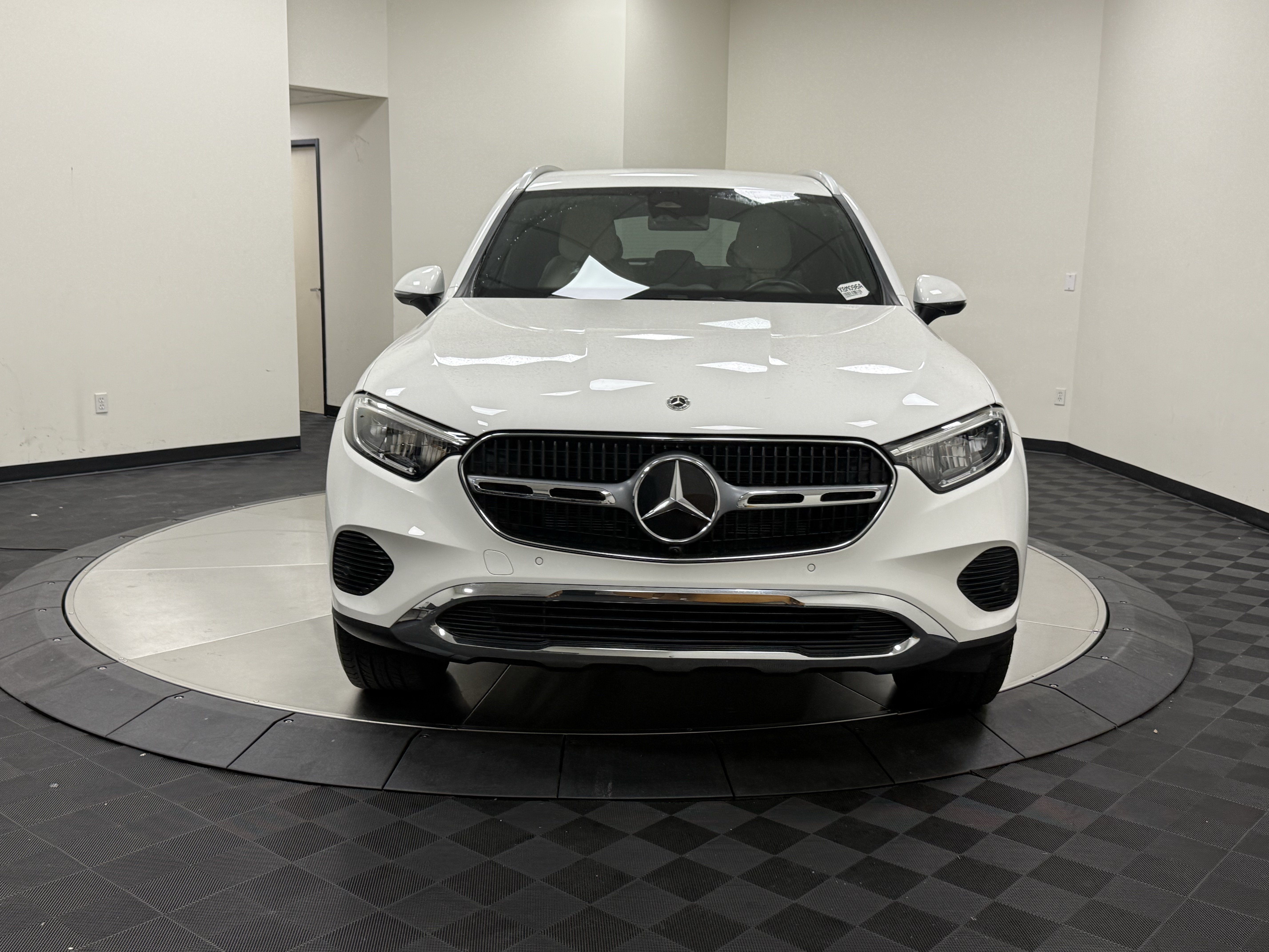 Used 2024 Mercedes-Benz GLC 300 4MATIC image 3