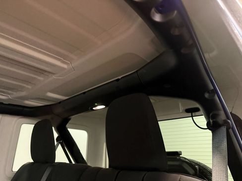 Used 2018 Jeep Wrangler Unlimited Sahara AWD/4WD image 9