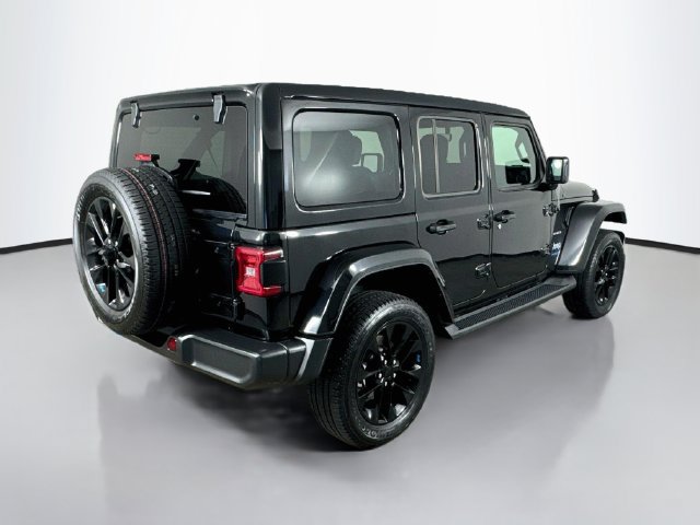 Used 2022 Jeep Wrangler Unlimited Sahara w/ Cold Weather Group AWD/4WD image 7