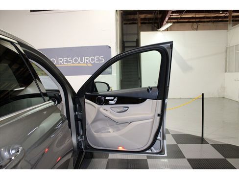 Used 2019 Mercedes-Benz GLC 350e 4MATIC image 19