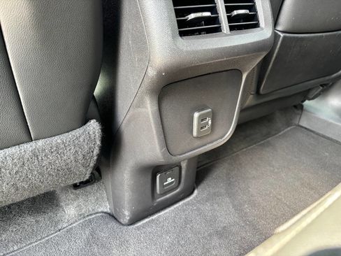 Used 2024 GMC Terrain SLT image 29