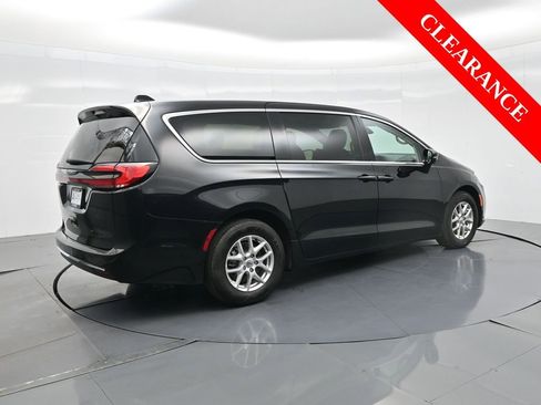 Used 2024 Chrysler Pacifica Touring-L image 7