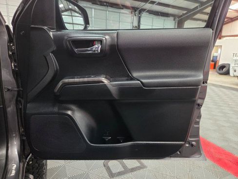 Used 2016 Toyota Tacoma TRD Sport image 41