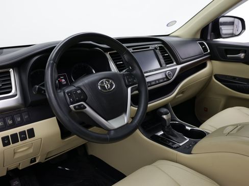 Used 2016 Toyota Highlander Limited w/ Driver Technology Package FWD image 12