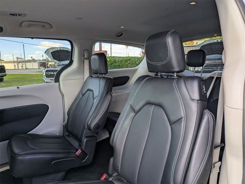Used 2024 Chrysler Pacifica Touring-L image 28