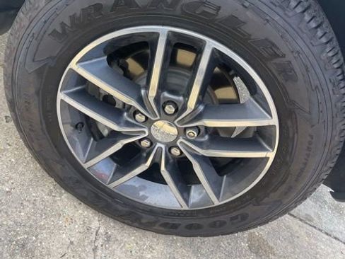 Used 2019 Jeep Grand Cherokee Laredo w/ Laredo X Package image 8