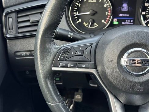 Used 2018 Nissan Rogue SV image 23
