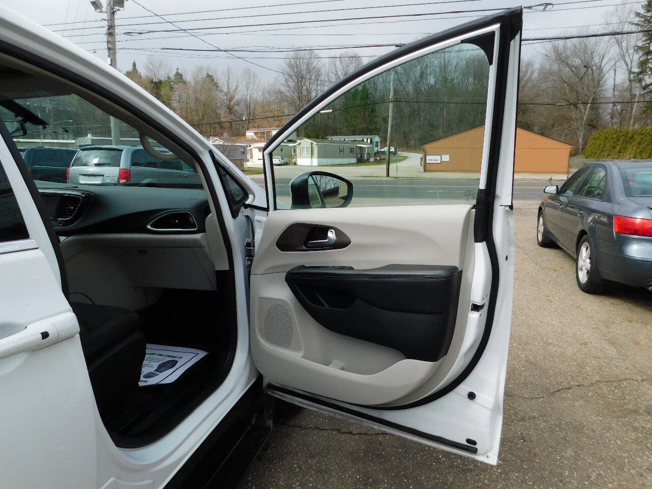 Used 2022 Chrysler Voyager LX FWD image 18
