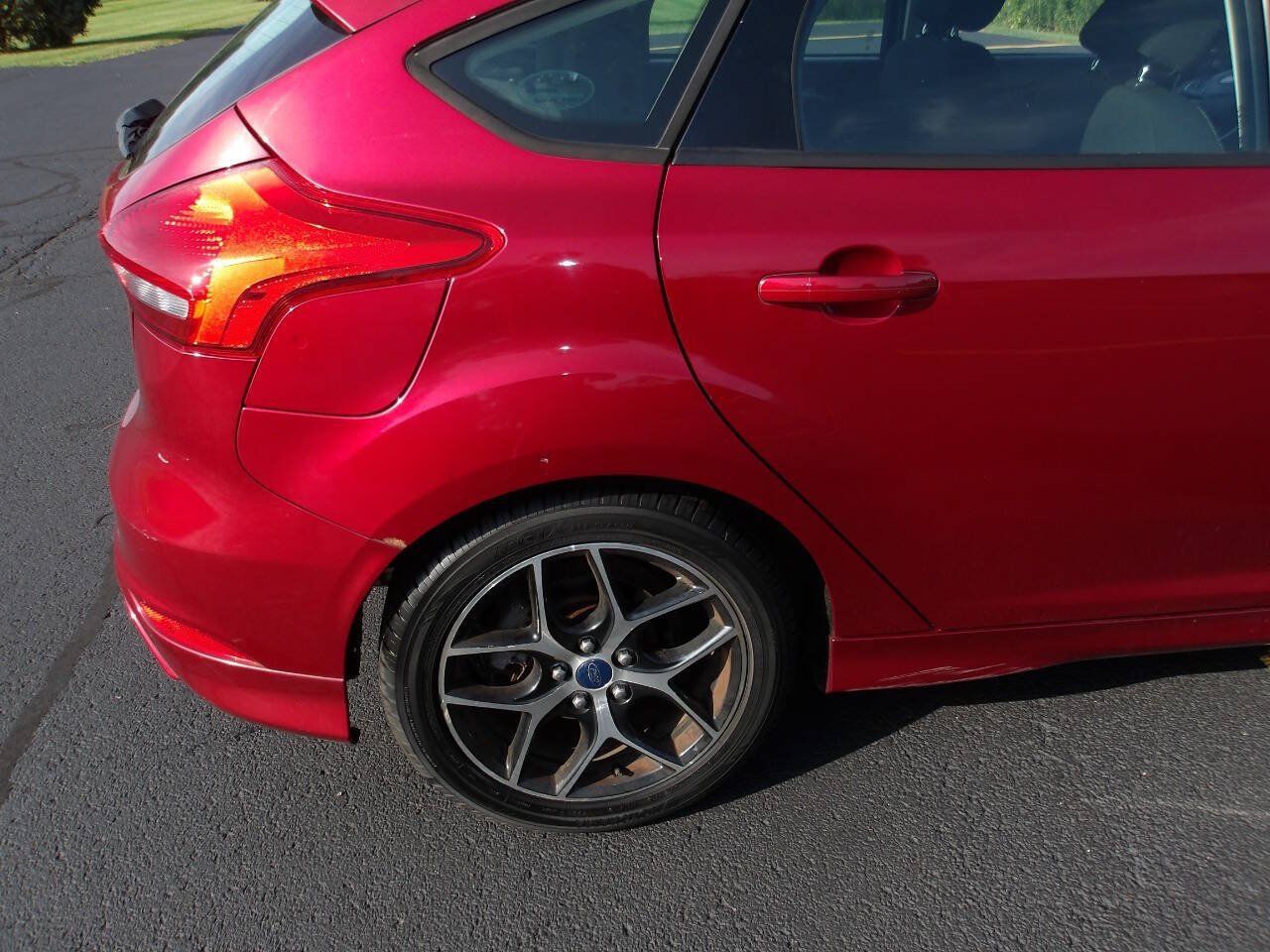 Used 2015 Ford Focus SE w/ SE Sport Package FWD image 35