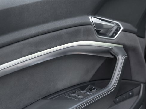 Certified 2022 Audi e-tron S Prestige w/ Prestige Package image 21