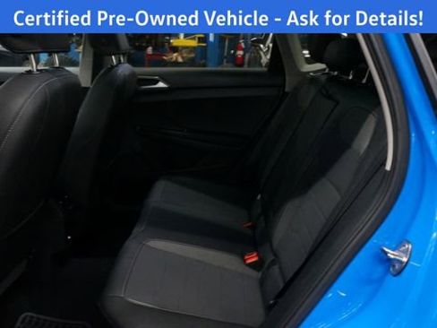 Certified 2025 Volkswagen Taos SE image 32