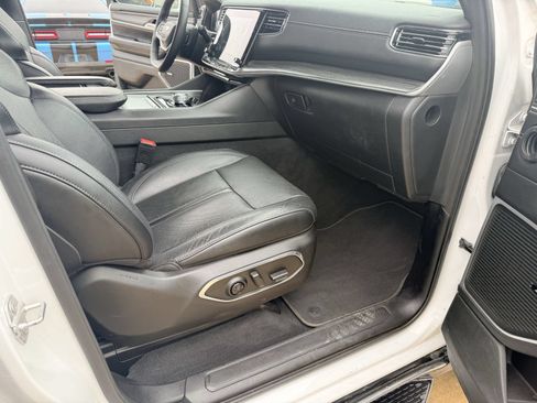 Used 2024 Jeep Wagoneer L Series II RWD image 23