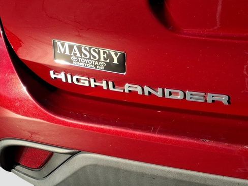 Used 2021 Toyota Highlander XLE image 9