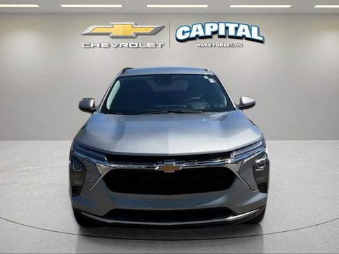 Used 2025 Chevrolet Trax LT FWD image 8