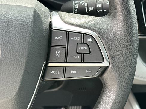 Used 2021 Toyota Highlander L FWD image 25