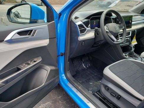 New 2026 Volkswagen Taos SE FWD image 6