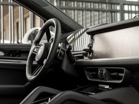 New 2025 Porsche Cayenne Turbo AWD/4WD image 48