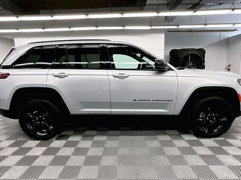 Used 2024 Jeep Grand Cherokee Altitude AWD/4WD image 15