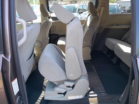 Used 2018 Toyota Sienna LE AWD/4WD image 32